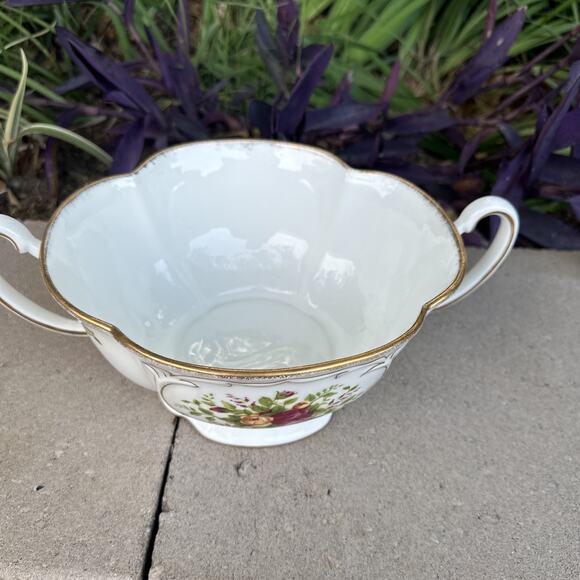 Royal Albert Old Country Roses Footed Serving Bowl w Handles - Picture 5 of 5